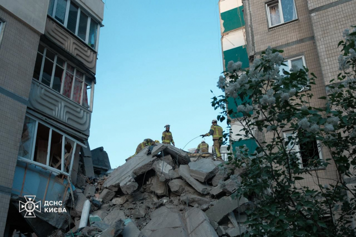 Росія масовано атакувала Київ, є постраждалі, під завалами шукають людей фото 1
