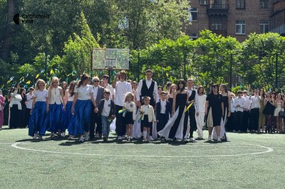 "Буду сумувати за атмосферою, яка в школі": у Києві пролунали останні дзвоники