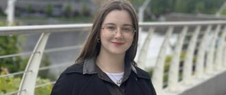 У Києві попрощалися з Мариною Гоменюк, життя якої обірвала ракета РФ, що влучила у багатоповерхівку 14 травня