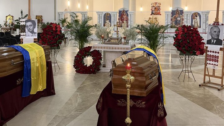Виставили у соборі для загального вшанування: до Києва доставили останки лідера ОУН Андрія Мельника та його дружини