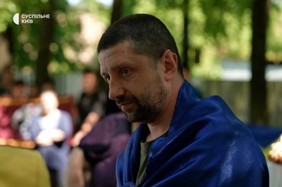 Вперше за чотири роки вдома: на Київщині зустріли звільненого з полону військового Володимира Барабася