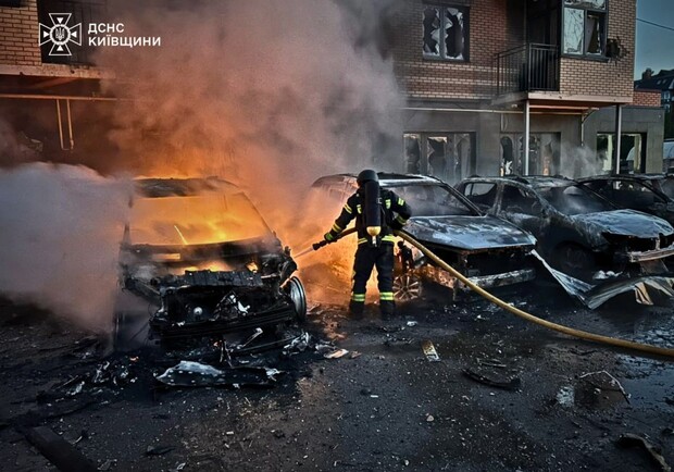 Рятувальники несуть на ношах постраждалу людину, Київ, 14 травня 2026 року. Фото: ДСНС