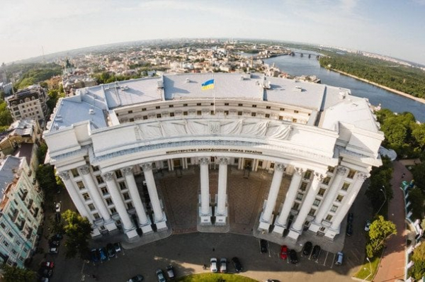 Вперше з часів Другої світової: ракетна атака РФ пошкодила будівлю МЗС України
Вперше з часів Другої світової: ракетна атака РФ пошкодила будівлю МЗС України