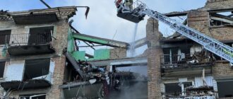 У Шевченківському районі Києва через атаку РФ зруйнований під’їзд: що розповідають мешканці