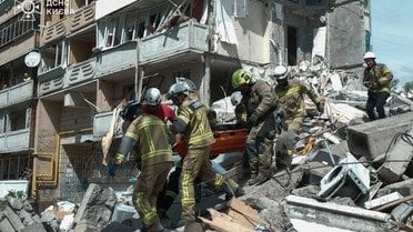 
 "Склався" під'їзд у Києві після удару РФ: кількість загиблих знову зросла (фото)
 