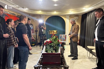 "Грав дуже жорстко, хоча був доброю людиною": у Києві попрощалися з загиблим під час атаки РФ флорболістом Юрієм Орловим