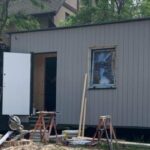 Оборудки на модульних будинках: столичного підприємця підозрюють у заволодінні благодійними коштами