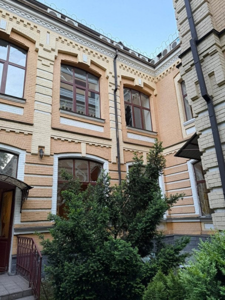 У Києві після нічної атаки РФ пошкоджено монастир: що відомо про наслідки
У Києві після нічної атаки РФ пошкоджено монастир: що відомо про наслідки