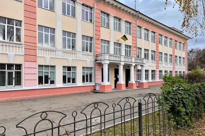 Червоний фасад на Куренівці: в історичній школі 1937 року провели суперечливе фарбування фото 1