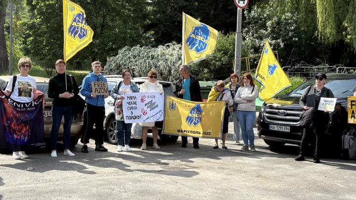 "3-4 місяці перетворилися на 4 роки тортур": у Києві триває акція на підтримку полонених Маріупольського гарнізону
