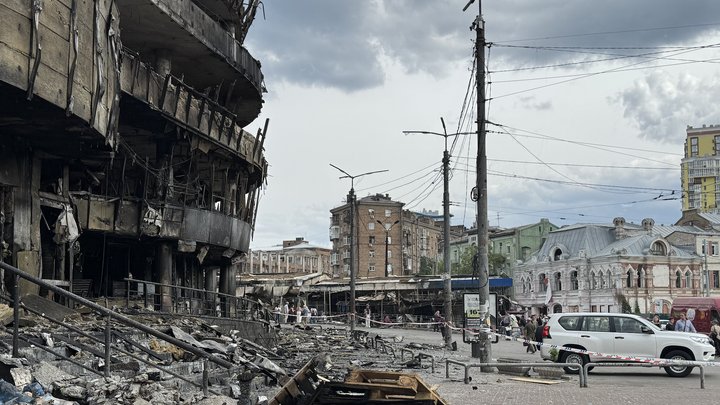 Торгівля на руїнах: у Києві на зруйнований ударом РФ Лук'янівський ринок повертаються продавці