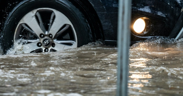 
 У Києві величезний "потоп" біля Індустріального мосту: автомобілі "плавають" по вулиці (відео)
 