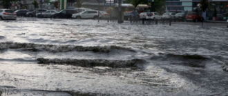 Вулиці опинилися під водою: Київ накрила злива