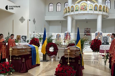 Виставили у соборі для загального вшанування: до Києва доставили останки лідера ОУН Андрія Мельника та його дружини