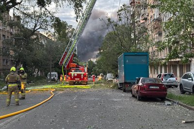 У Шевченківському районі Києва через атаку РФ зруйнований під’їзд: що розповідають мешканці