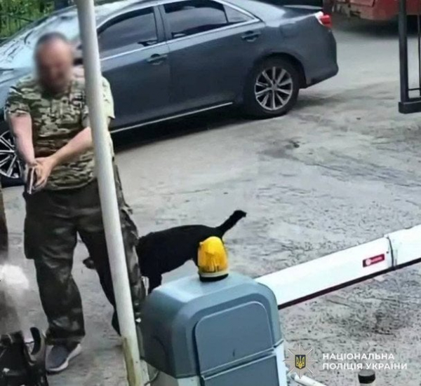 
 Конфлікт через собаку: у&nbsp;Києві чоловік вдарив охоронця і&nbsp;дістав зброю
 