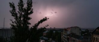 Гроза і град: Київ накрила негода