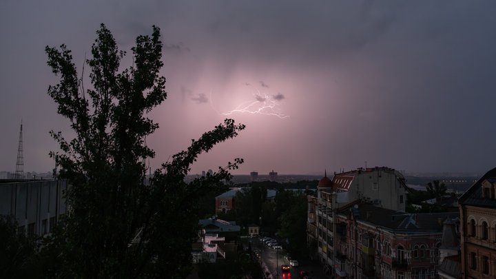 Гроза і град: Київ накрила негода