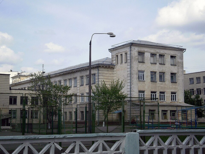 Червоний фасад на Куренівці: в історичній школі 1937 року провели суперечливе фарбування фото 2 1