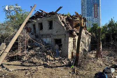 У Шевченківському районі Києва через атаку РФ зруйнований під’їзд: що розповідають мешканці