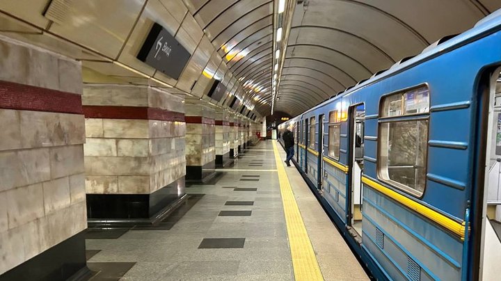 У Києві у годину пік зупинялася синя гілка метро. Яка причина
