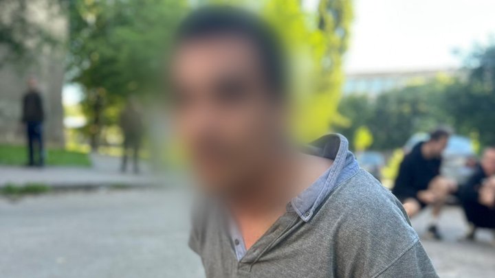 Пограбував офіс після обстрілу Києва: перехожі затримали підозрюваного чоловіка