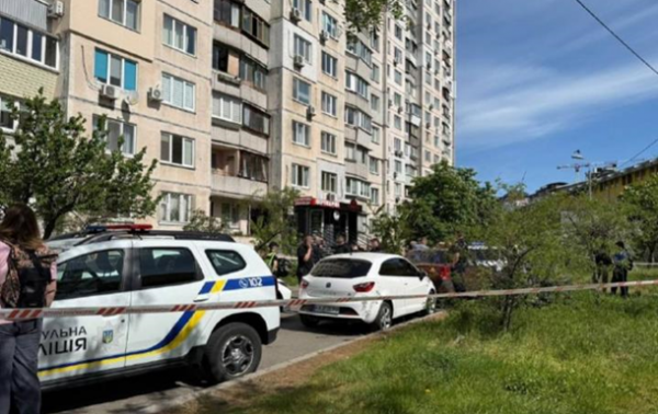 У Києві чоловік загинув, випавши з вікна 11-го поверху У Києві чоловік загинув, випавши з вікна 11-го поверху