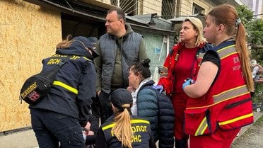 
 "Склався" під'їзд у Києві після удару РФ: кількість загиблих знову зросла (фото)
 