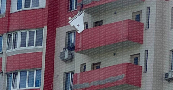 
 Біля Києва дрон влучив у&nbsp;житловий будинок: тривоги не&nbsp;було (фото)
 