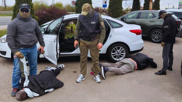Обіцяв переправити двох киян до Угорщини за 26 000$: правоохоронці повідомили про підозру двом фігурантам