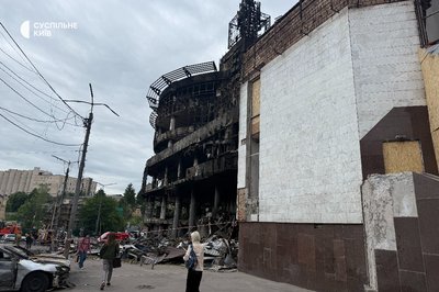 Торгівля на руїнах: у Києві на зруйнований ударом РФ Лук'янівський ринок повертаються продавці