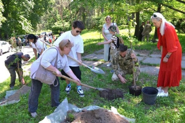 
 В Національному ботанічному саду висадили дерева пам&rsquo;яті військовослужбовців 112-ї окремої бригади ТРО
 