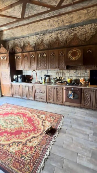 
 Під Києвом продають готичний маєток з&nbsp;озером і&nbsp;стайнею: скільки коштує
 