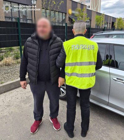 У Києві чоловік стріляв в авто: поліція розшукала підозрюваного