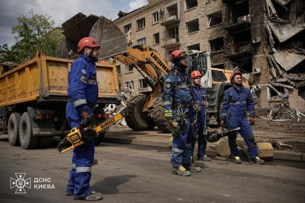 У Києві завершили розбір завалів в одному з районів після атаки РФ: що відомо про постраждалих
У Києві завершили розбір завалів в одному з районів після атаки РФ: що відомо про постраждалих