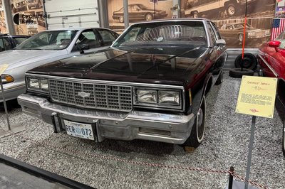 Понад 300 екземплярів: у Києві проводять фестиваль авто Old Car Land