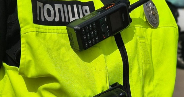 Зробив зауваження: у Києві 18-річна дівчина напідпитку вдарила військового пляшкою по голові
Зробив зауваження: у Києві 18-річна дівчина напідпитку вдарила військового пляшкою по голові
