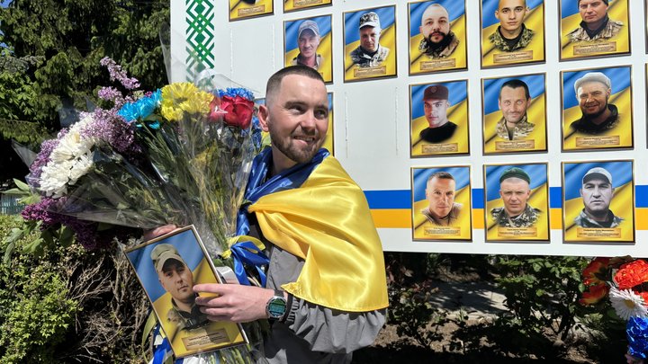 Вперше за чотири роки вдома: на Київщині зустріли звільненого з полону військового Володимира Барабася