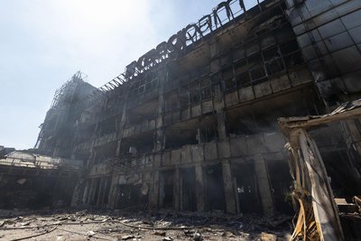 ТРЦ "Квадрат" на Лук’янівці: рятувальники ДСНС розбирають фасад будівлі