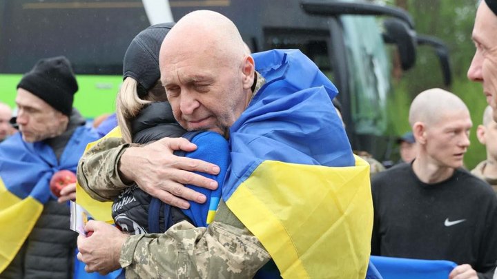 Вперше за чотири роки вдома: на Київщині зустріли звільненого з полону військового Володимира Барабася