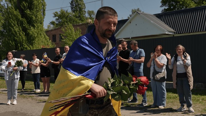 Вперше за чотири роки вдома: на Київщині зустріли звільненого з полону військового Володимира Барабася