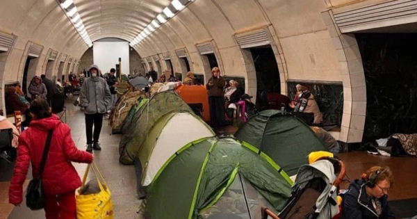 
 Десятки наметів у&nbsp;метро: налякані можливими обстрілами кияни пішли ночувати під землею
 