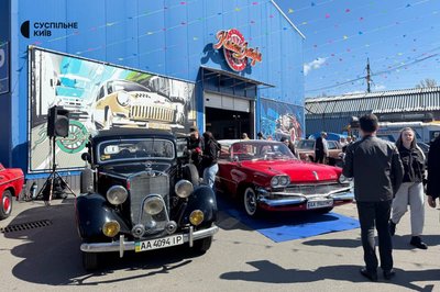 Понад 300 екземплярів: у Києві проводять фестиваль авто Old Car Land