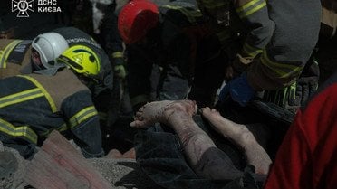 
 "Склався" під'їзд у Києві після удару РФ: кількість загиблих знову зросла (фото)
 