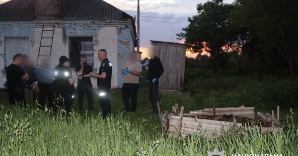 Загорнув у ковдру і прикопав на ділянці: під Білою Церквою чоловік зізнався у вбивстві співмешканки (фото)
Загорнув у ковдру і прикопав на ділянці: під Білою Церквою чоловік зізнався у вбивстві співмешканки (фото)