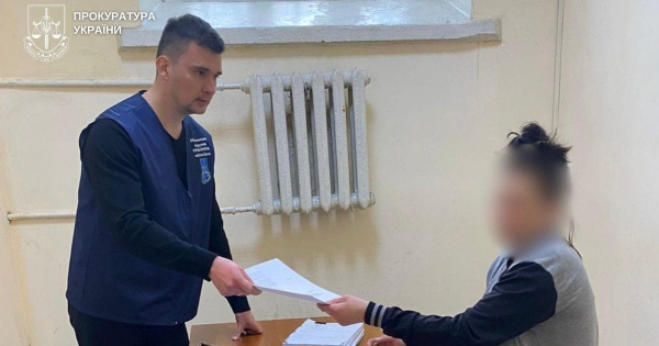 
 У Києві ображена жінка підпалювала двері знайомих чоловіків: фото
 