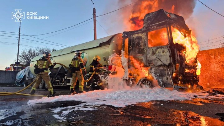 Внаслідок нічних ударів РФ по Київщині поранені троє людей