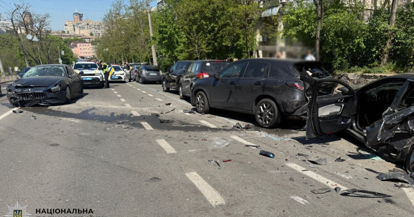 
 Водій Maserati втікав від патрульних та&nbsp;протаранив три автівки: відео
 