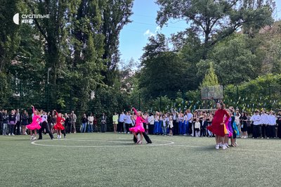 "Буду сумувати за атмосферою, яка в школі": у Києві пролунали останні дзвоники