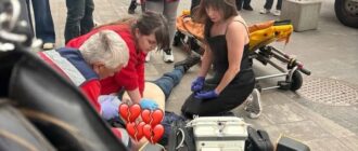 Чоловік помер біля Smart Plaza у Києві: свідки кажуть, що в метро не дали дефібрилятор